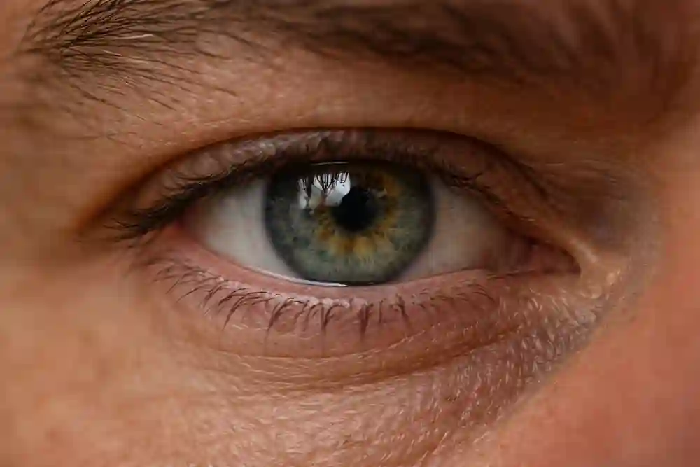 A microscopic detail of an eye with jagged pupil edges during a 777 manifestation 7-day attraction ritual, with realistic iris patterns and capillaries.